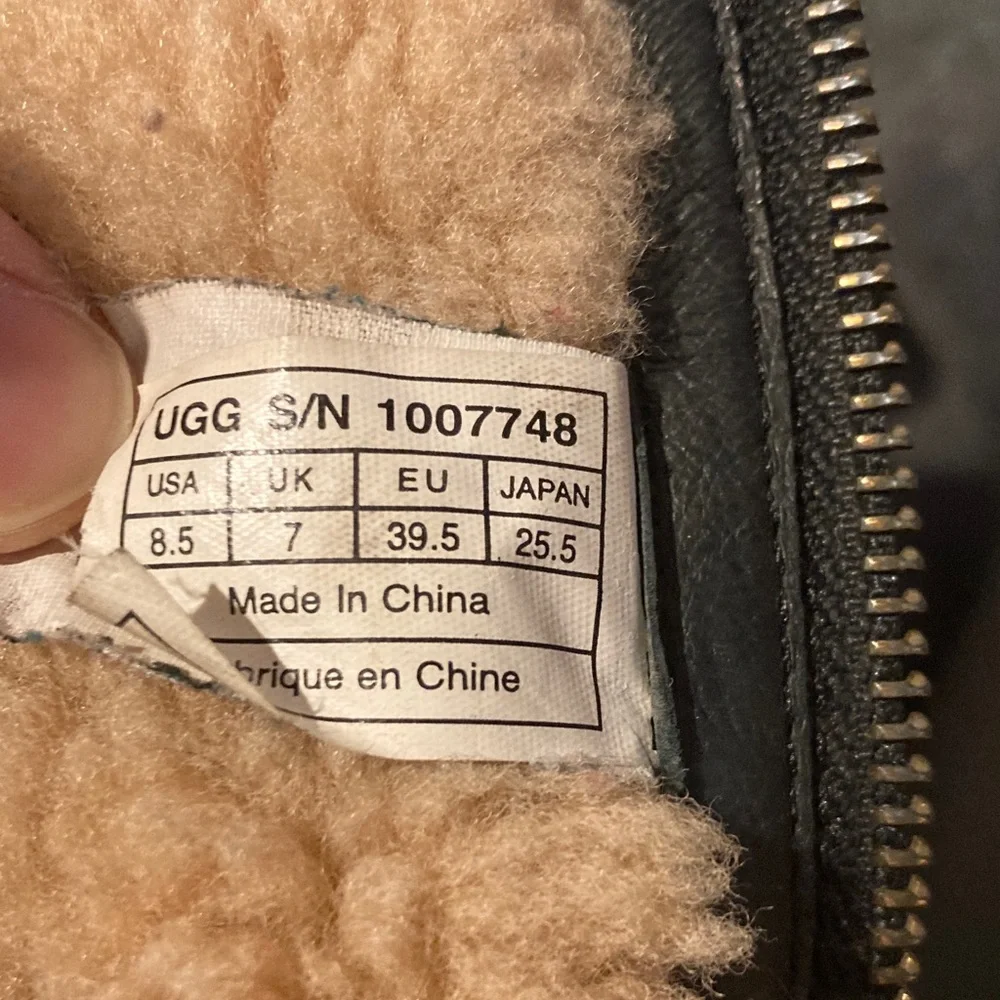 Ugg Chaney Leather Shearling Boot - Picture 7 of 8